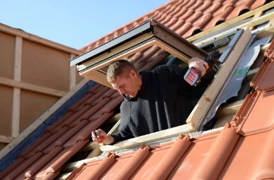 Pose de fenêtres de toit Velux à Gondenans-Montby